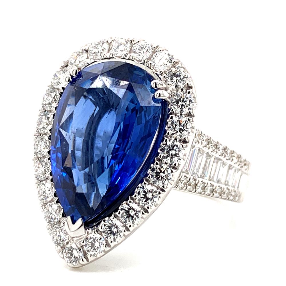 18kt White Gold gold ring with a CDC certified Ceylon sapphire