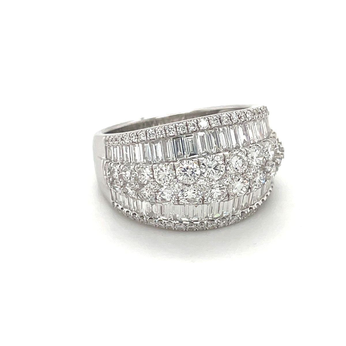 18k White Gold Ring with Baguette and Round Cut Diamonds