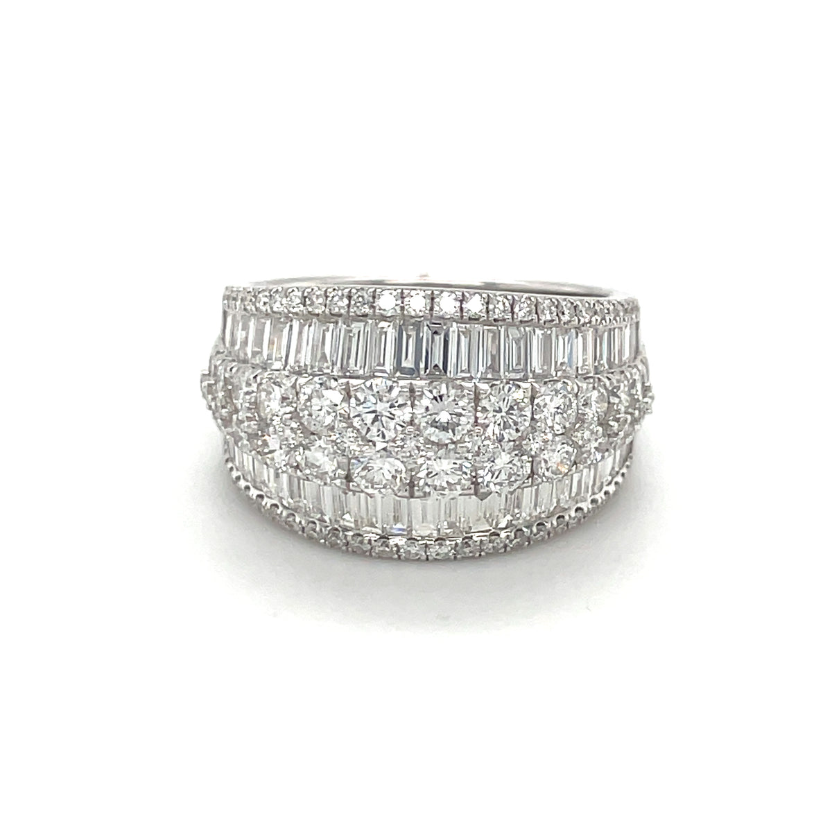 18k White Gold Ring with Baguette and Round Cut Diamonds