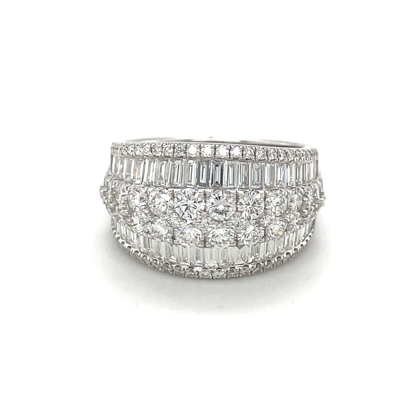 18k White Gold Ring with Baguette and Round Cut Diamonds