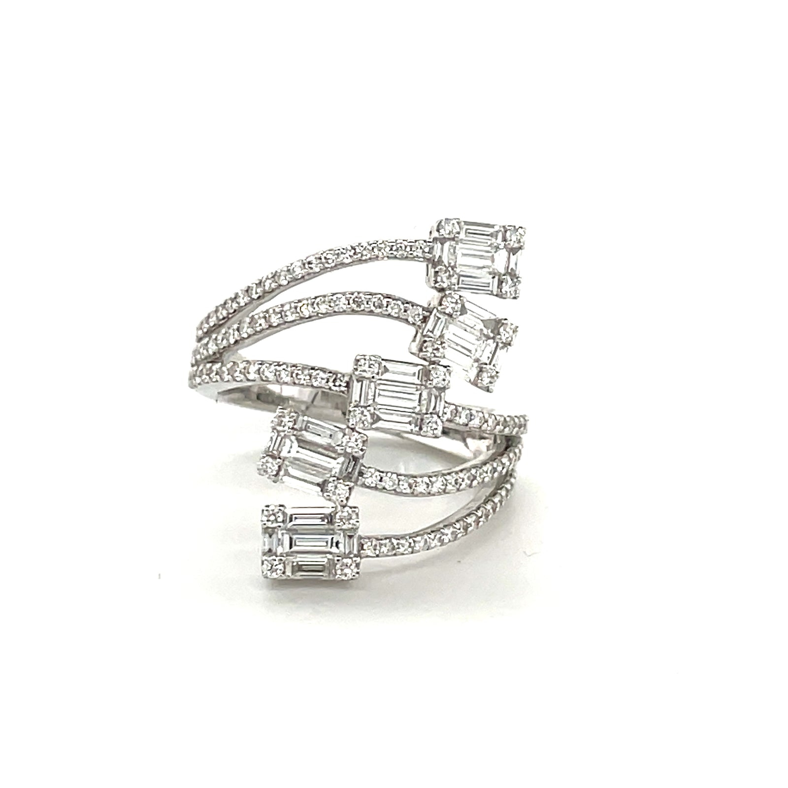 18k White Gold Ring with Baguette and Round Cut Diamonds