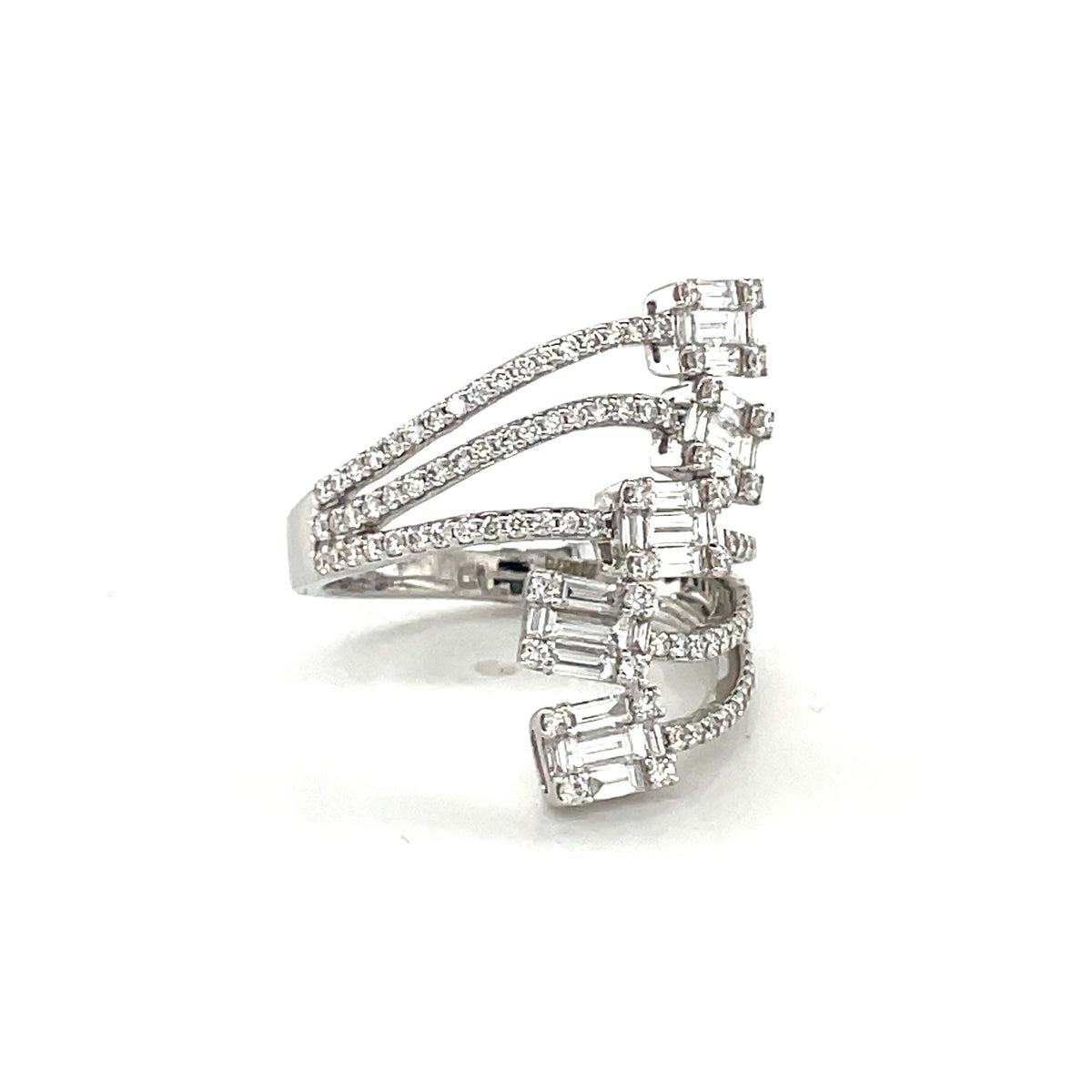 18k White Gold Ring with Baguette and Round Cut Diamonds