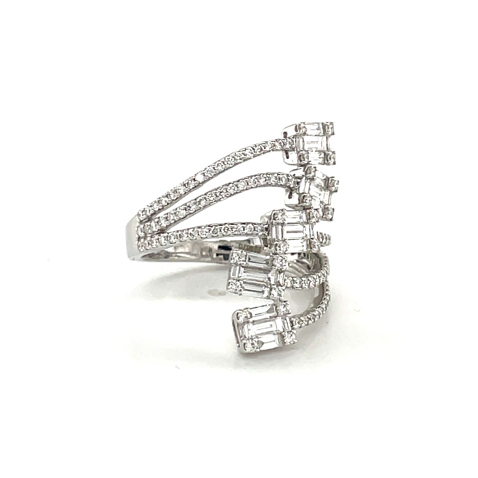 18k White Gold Ring with Baguette and Round Cut Diamonds