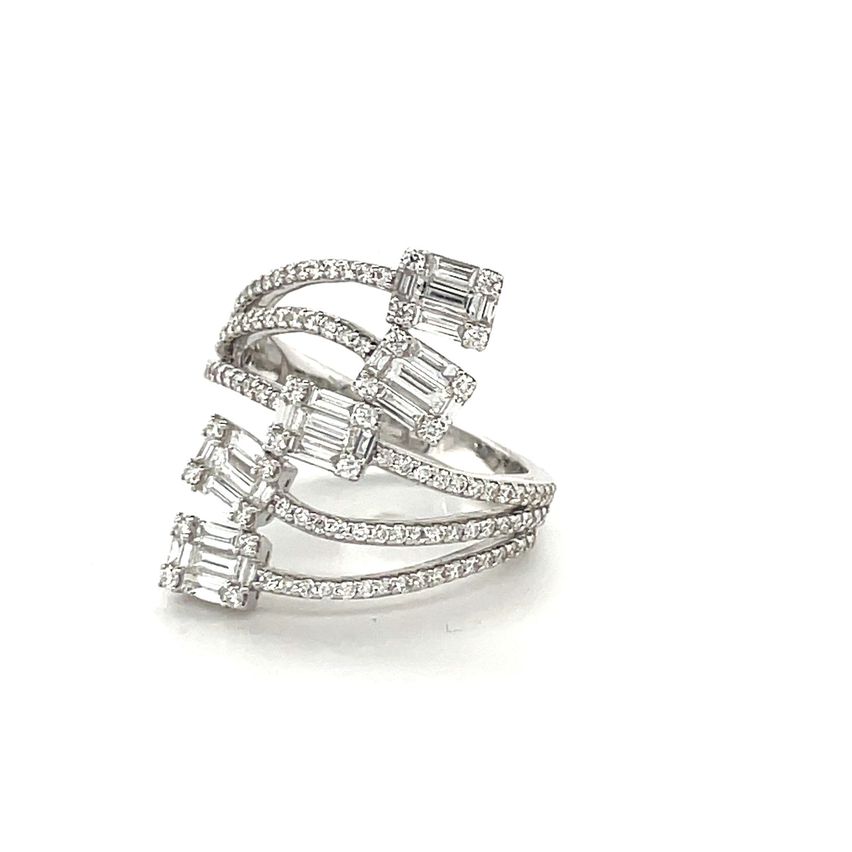 18k White Gold Ring with Baguette and Round Cut Diamonds