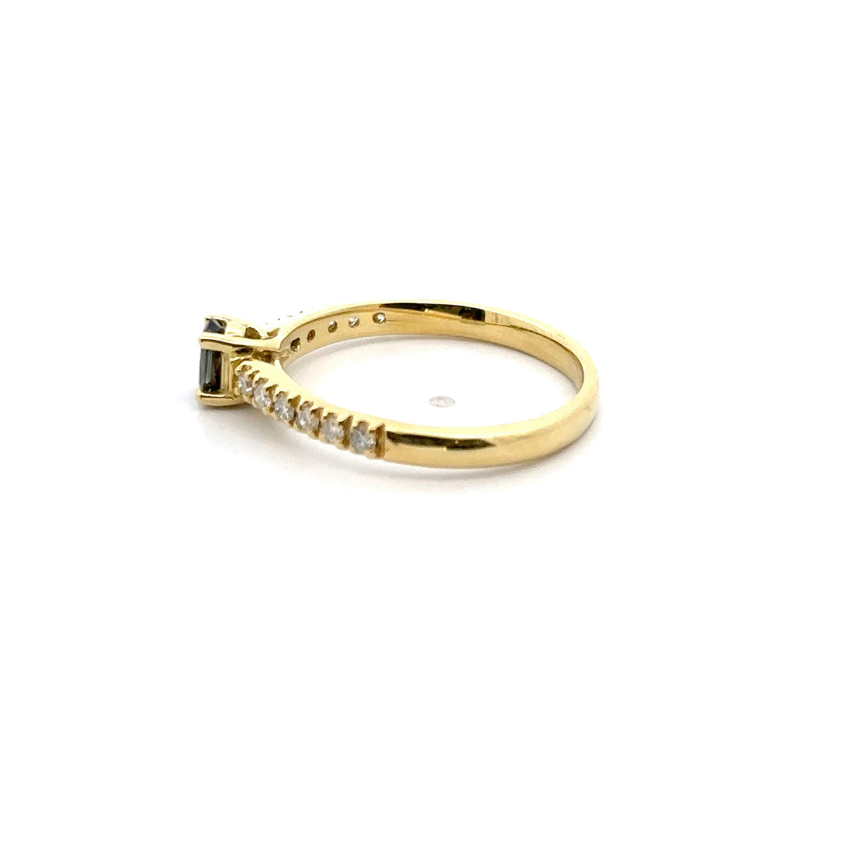 18k Yellow Gold Ring with Alexandrites and Diamonds