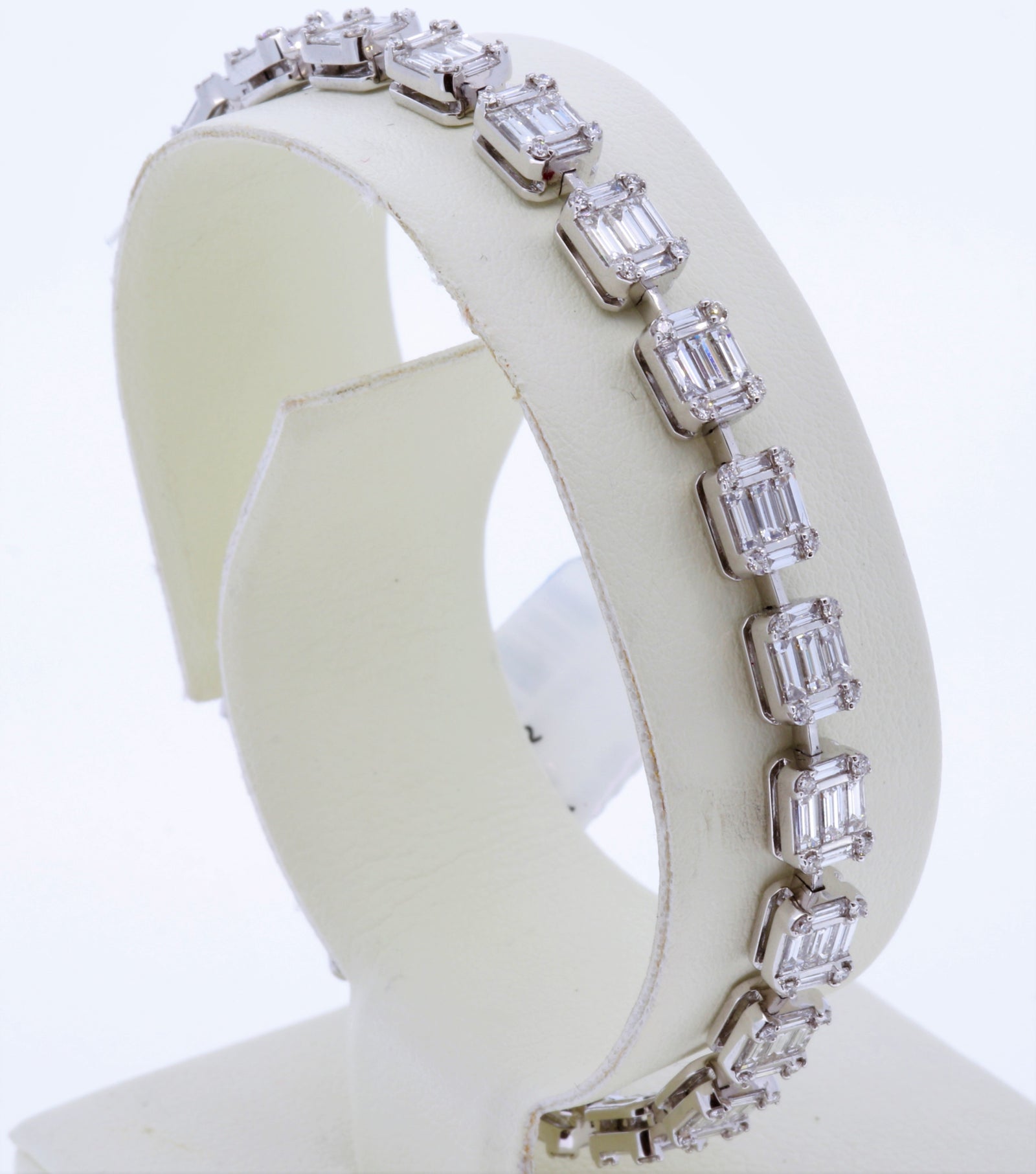 18Kt Ladies White Gold Diamond Bracelet With 3.86Cts Baguettes And 0.46Cts Round Diamonds