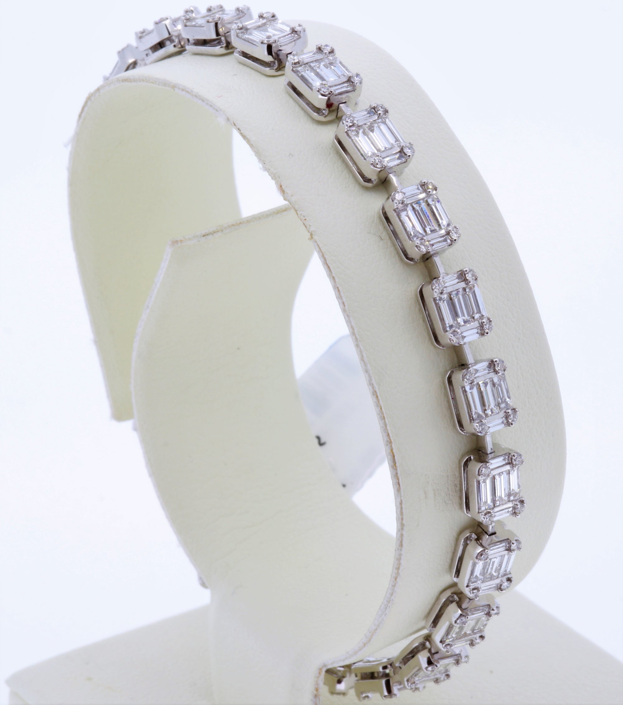18Kt Ladies White Gold Diamond Bracelet With 3.86Cts Baguettes And 0.46Cts Round Diamonds
