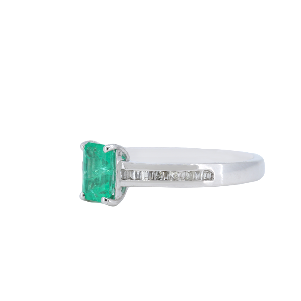 Emerald and Diamonds Ring in 14kt White Gold