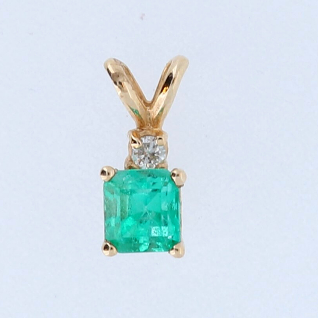 14k Yellow Gold Pendant with .51ct Colombian Emerald and .02ct diamonds