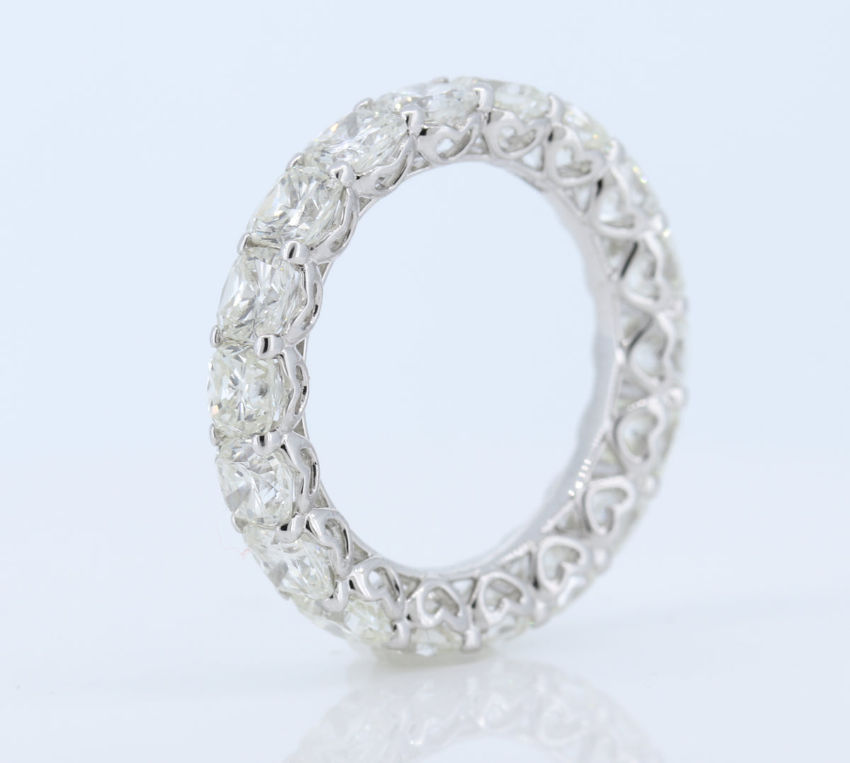 18Kw Cushion Cut 18 Stone Eternity Band D-4.50