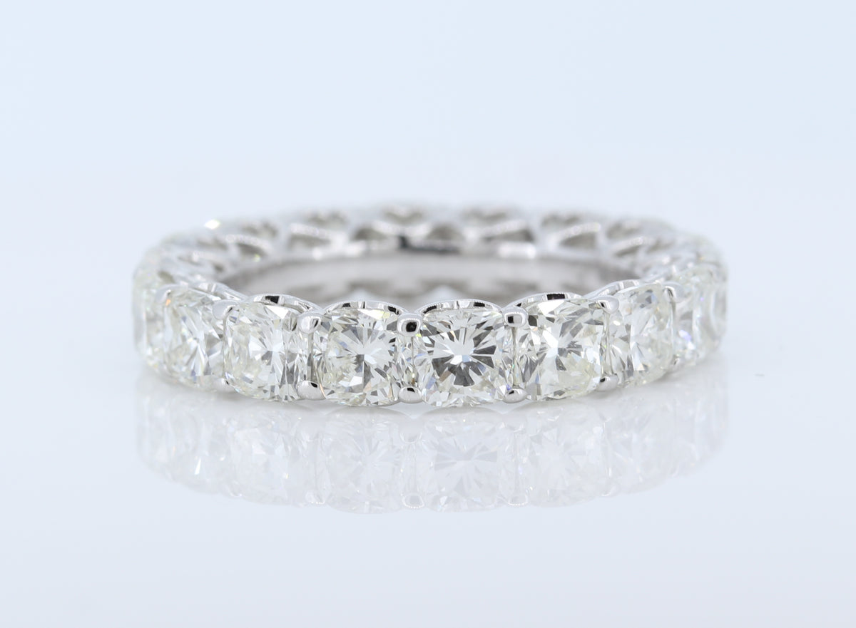 18Kw Cushion Cut 18 Stone Eternity Band D-4.50