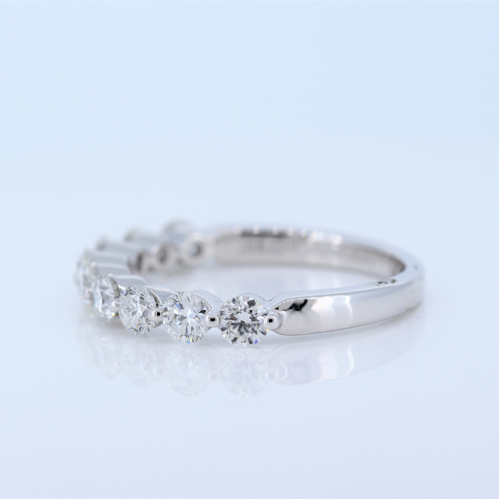 18Kt 1.07ctW 9 Stone Diamond Band