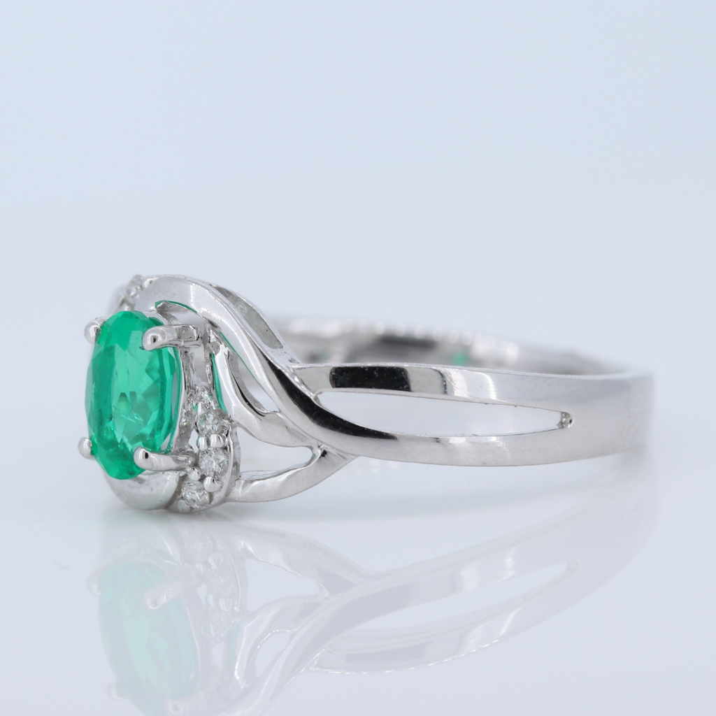 Emerald and Diamonds Ring in 14kt White Gold