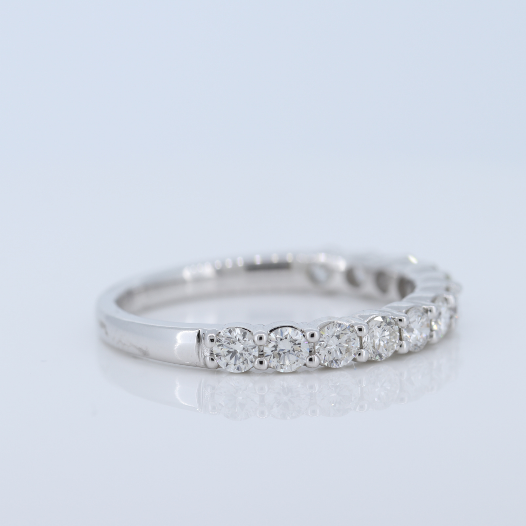 18Kt 0.80ctW 12 Stone Diamond Band