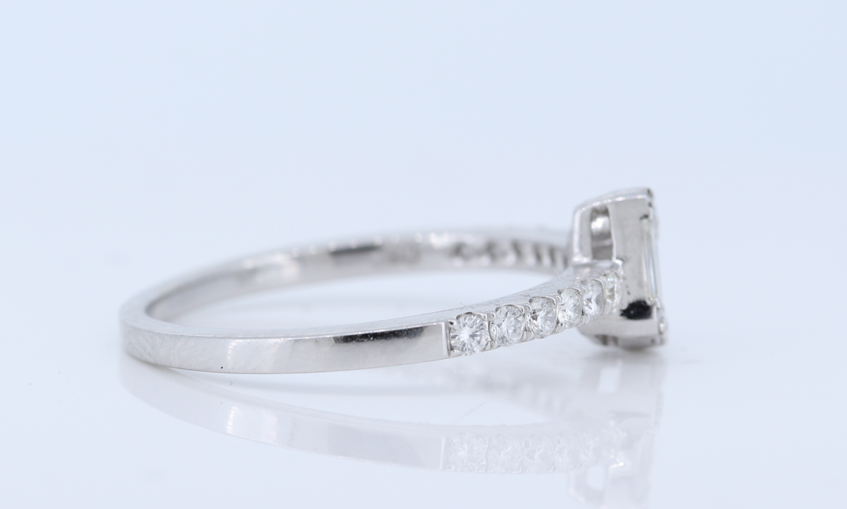 Single Solitaire Cluster Ring In 18Kt White Gold