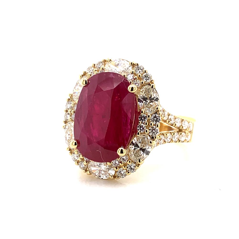 18k yellow gold ring with a GRS certified Mozambique ruby