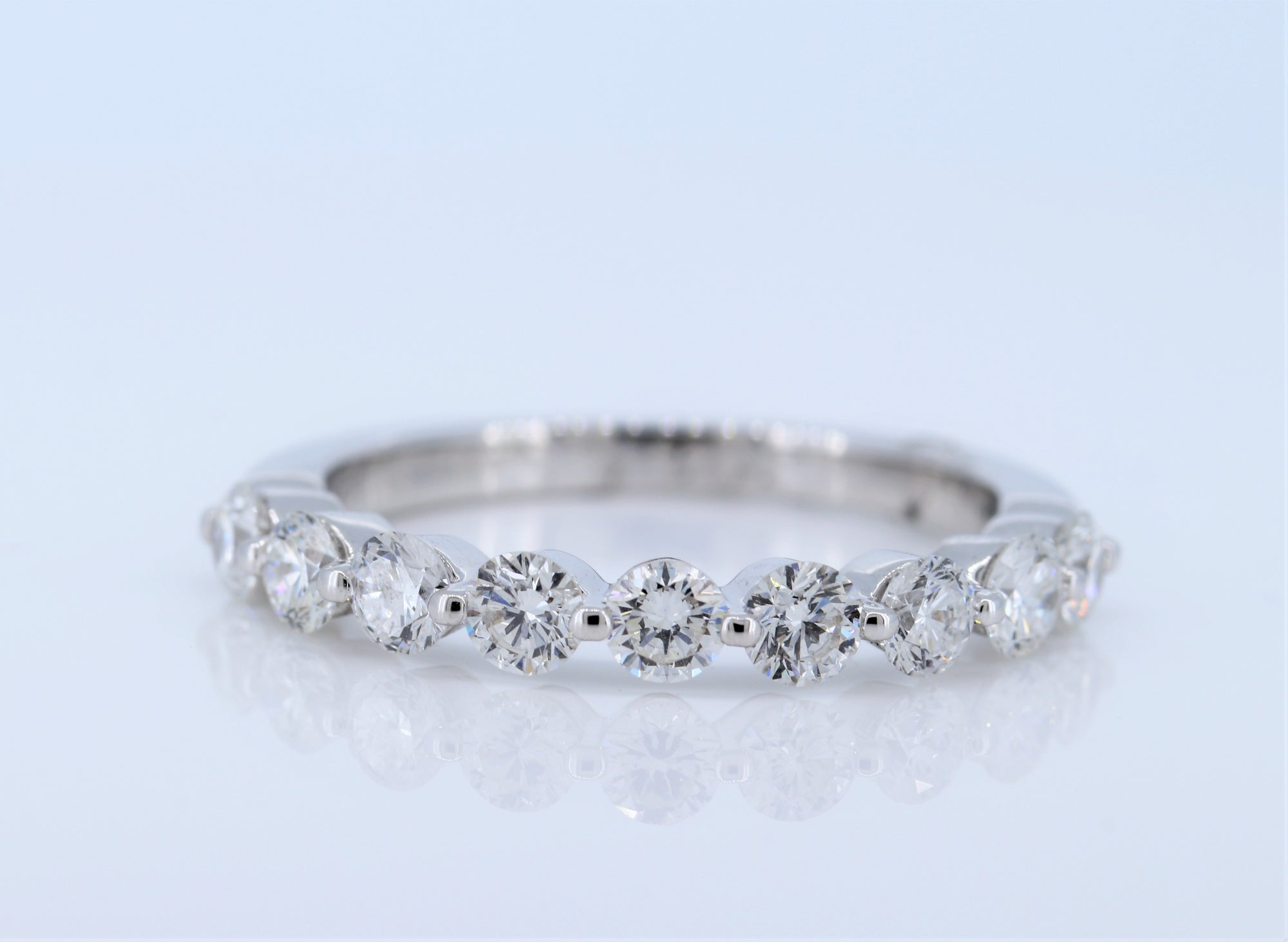 18Kt 1.07ctW 9 Stone Diamond Band