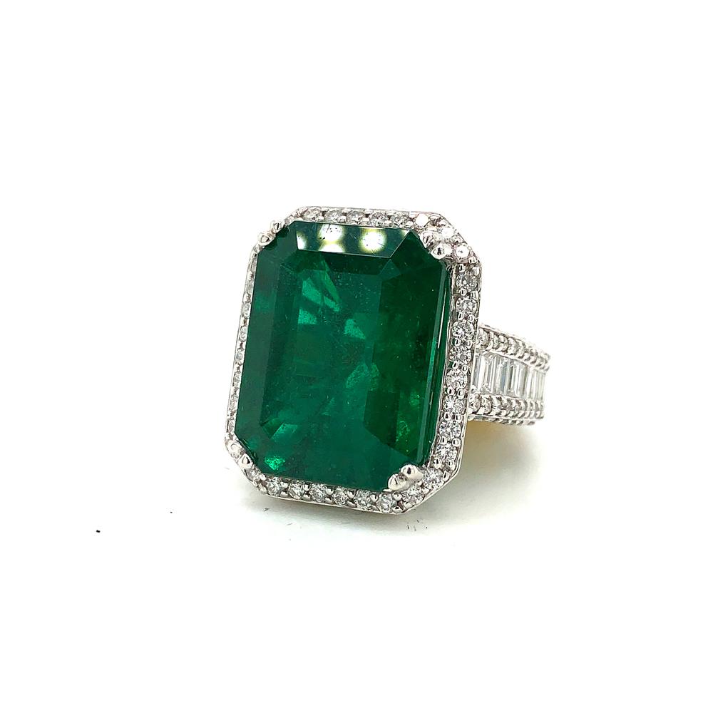18kt White Gold gold ring with a GIA certified emerald
